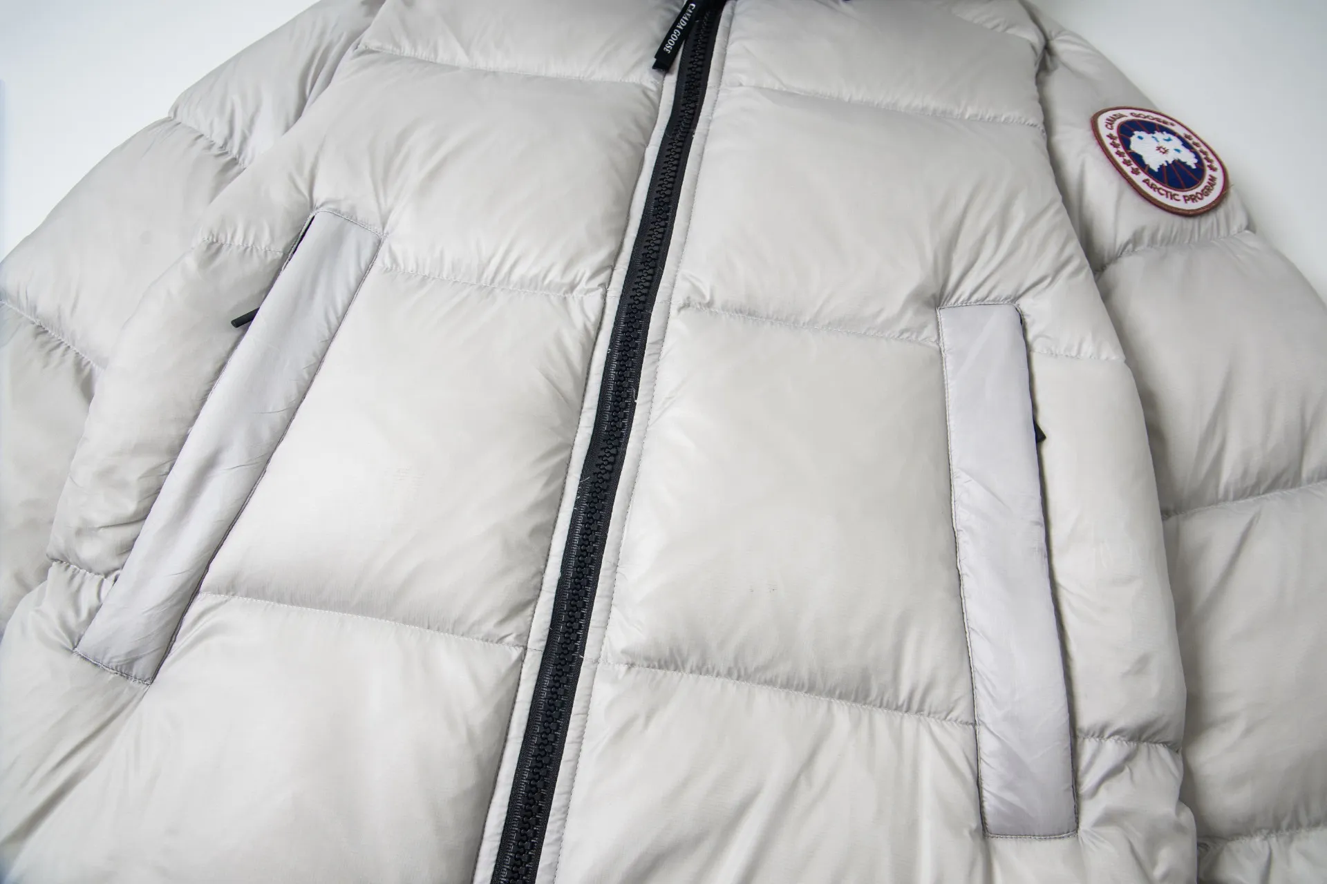 P780 Canada Goose New Puff Couple Style Hooded Down Jacket 1️⃣The fabric is made of recycled Feather-Light tear-resistant fabric, which is ultra-light and has no weight-bearing feeling on the upper body. The unique black label highlights the temperament. The interior is filled with white duck down, making the upper body very light and comfortable! 2️⃣It is very youthful and energetic, and can be easily worn by both men and women. It is very in line with the fashion aesthetic concepts of today's young people! 3️⃣ A full set of customized accessories, complete with three standards, same style for men and women, a must-have for couples. Size: S-XXL